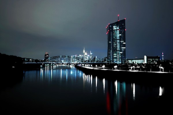 전 세계 대표적 은행의 유럽 지사가 대거 모여있는 대륙권 유럽의 최대 금융도시라는 의미에서 '방크푸르트(Bankfurt)'라는 별명으로 불려온 독일 금융 허브 프랑크푸르트. Photo: Finn Protzmann=Unsplash