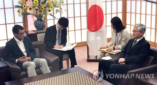 일본 정부가 자국이 한국에 제안한 '제3국 중재위원회'의 설치 시한(18일)까지 한국이 답변하지 않았다며 19일 일본 외무성에 초치된 남관표 주일 한국대사(오른쪽)가 고노 다로(河野太郞) 일본 외무상과 대화하고 있다. [사진=연합뉴스]