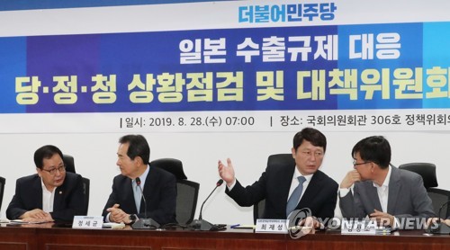 28일 국회 의원회관에서 열린 일본수출규제 대응 당정청 상황점검 및 대책위원회 2차 회의에서 참석자들이 이야기하고 있다. 왼쪽부터 유영민 과기부 장관, 정세균 소재부품장비인력발전특위 위원장, 최재성 일본경제침략대책특위 위원장, 김상조 청와대 정책실장.