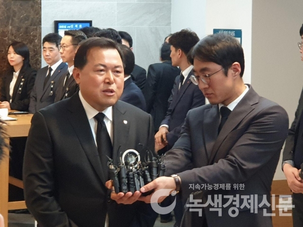 황각규 롯데그룹 부회장이 신격호 명예회장 빈소 앞에서 질문에 답하고 있다.[사진=이효정 기자]