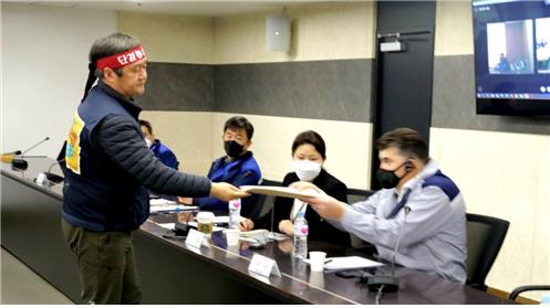 한국지엠 노조, 제주지역 협력업체 호소문 전달. [사진 연합뉴스]