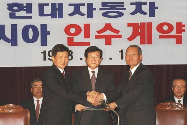 1998년 10월 1일 현대자동차 정몽규(왼쪽)회장은 산업은행 본점에서 기아자동차유종렬(오른쪽) 법정관리인과 기아차-아시아차 인수계약 조인식을 가졌다.