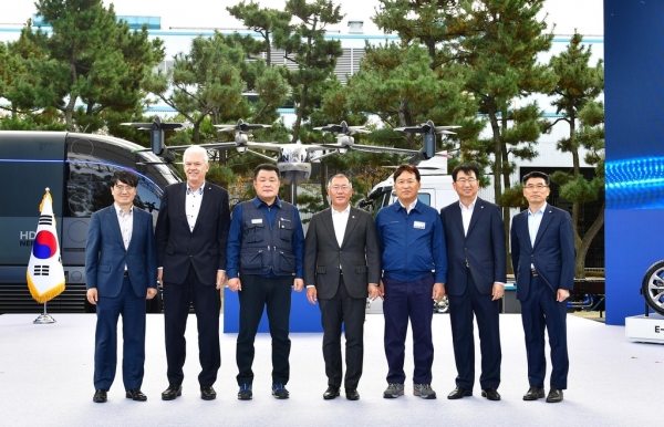 10월30일 현대차 울산공장에서 열린 ‘친환경 미래차 현장방문’ 행사 이후 현대차그룹 관계자들이 기념사진을 찍고 있다. (왼쪽부터) 공영운 현대차 사장, 알버트 비어만 현대차 사장, 이상수 노조 지부장, 정의선 회장, 하언태 현대차 사장, 이원희 현대차 사장, 송호성 기아차 사장.(현대차 제공)