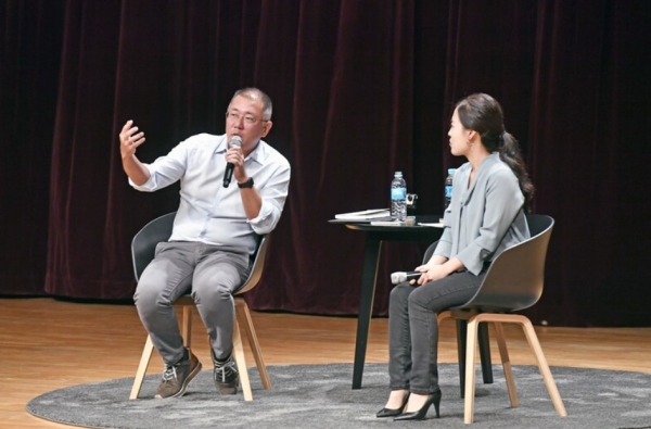 정의선 현대차그룹 수석부회장이 22일 서울 서초구 현대차그룹 본사 대강당에서 진행된 타운홀 미팅에서 질의응답을 하고 있다.