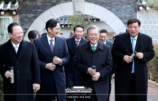 문재인 대통령이 박용만 대한상공회의소 회장(왼쪽 첫 번째), 이재용 삼성전자 부회장(두 번째), 서정진 셀트리온 회장(네 번째)과 청와대에서 산책하고 있다. [청와대 홈페이지]출처 : 뉴스웍스(http://www.newsworks.co.kr)