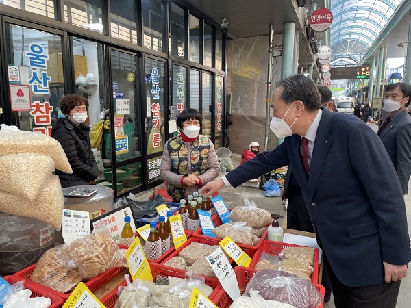 ▲ 새마을금고의 지역경제 활성화 활동인 '우리동네 가치하기' 활동의 일환으로, 지역 전통시장을 찾은 박차훈 회장 (사진 = 새마을금고중앙회 제공)