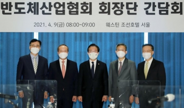 왼쪽부터 최창식 DB하이텍 부회장, 이석희 SK하이닉스 사장, 성윤모 산업통상자원부 장관, 이정배 반도체산업협회장, 허 염 실리콘마이터스 회장 등이 9일 서울 중구 웨스틴조선 호텔에서 열린 '반도체협회 회장단 간담회'에서 기념촬영을 하고 있다.