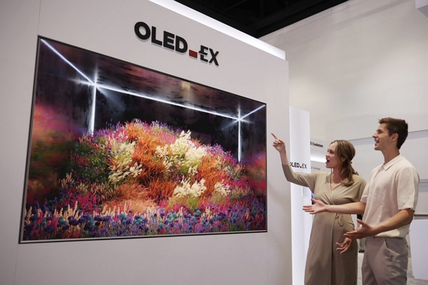 LG디스플레이의 97인치 'OLED.EX'. [사진=LG디스플레이]