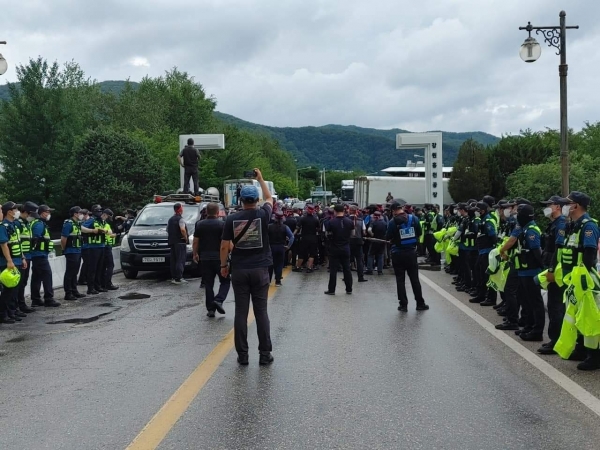 화물연대 노조가 하이트진로 강원홍천공장 앞에서 농성을 이어가고 있다.[사진출처=화물연대본부 SNS]