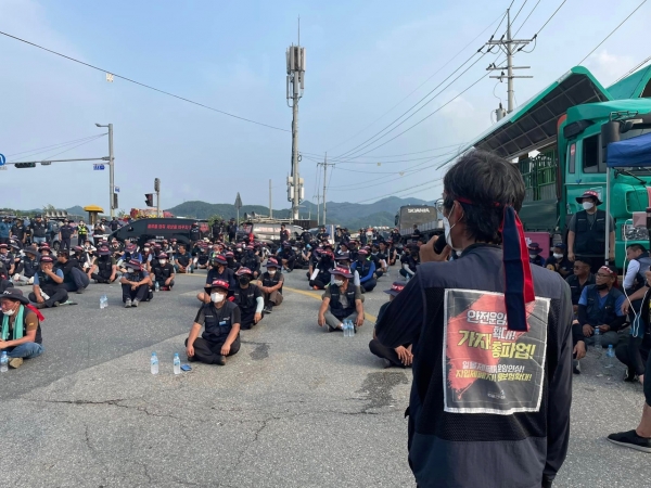 하이트진로 홍천공장 집회 당시 모습[사진출처=화물연대보부 SNS]