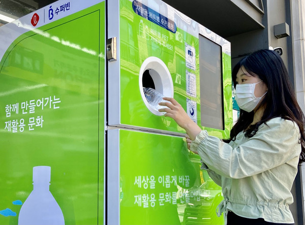 시민이 페트 회수 로봇 이용하고 있다. [사진제공=롯데지주]