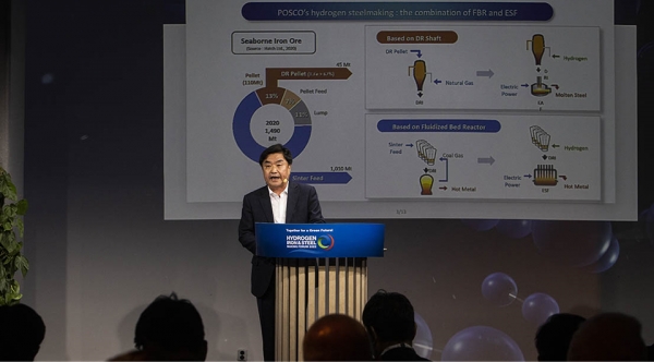 수소환원제철 국제포럼에서 포스코 하이렉스 기술에 대해 설명하는 주세돈 기술연구원장.[이미지=포스코]