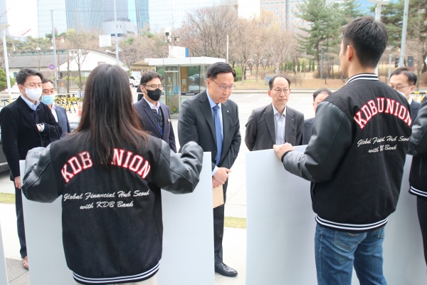 산업은행 노조로부터 출근저지를 당하는 김복규 신임 수석부행장. [사진=산업은행 노조]