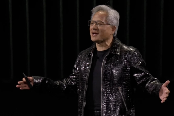 이미지 출처: NVIDIA=2025년 CES 기조연설에서 연설하고 있는 젠슨 황 엔비디아 최고경영자의 모습.